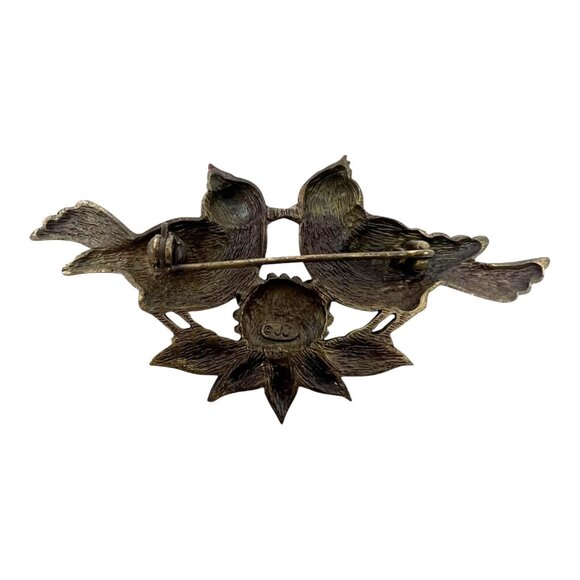 Artifacts JJ Kissing Robins Over Daisy Flower Red Birds Brooch Pin NEW - Picture 2 of 3